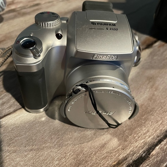 FINEPIX S3100 Digital Camera 6 times Zoom 4.0 MP Olympus XD Card. Case. Manual. - Picture 4 of 14
